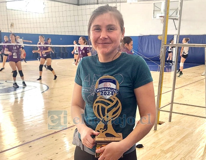 Lía Solari, entrenadora de la U18 junto a la copa del torneo.