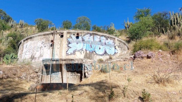 Esta es la copa de agua ubicada a la entrada del cerro San Francisco de Curimón, en donde se confeccionará el mural.