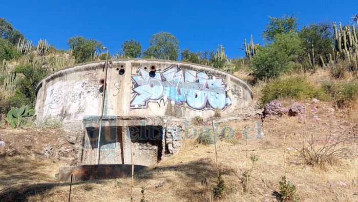 Esta es la copa de agua ubicada a la entrada del cerro San Francisco de Curimón, en donde se confeccionará el mural.