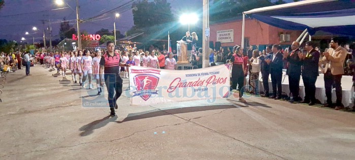 Academia de fútbol ‘Grandes Pasos’ en el último desfile. (Archivo)