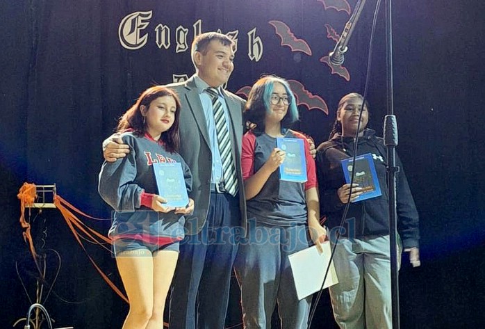 Estudiantes del Liceo Roberto Humeres destacadas en lectura.