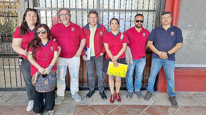 Integrantes del gremio Fenats Aconcagua, luego de entregar carta dirigida al Presidente Boric en la Delegación Presidencial Provincial de San Felipe.