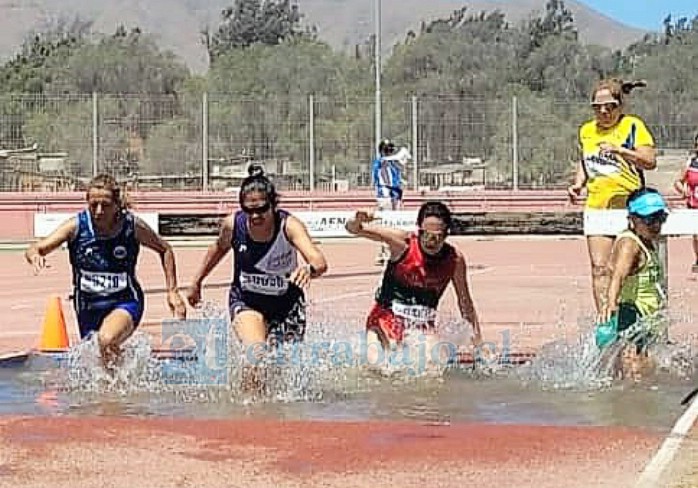 La atleta andina (primera de izq a der) en la prueba de los 2.000 con obstáculos.