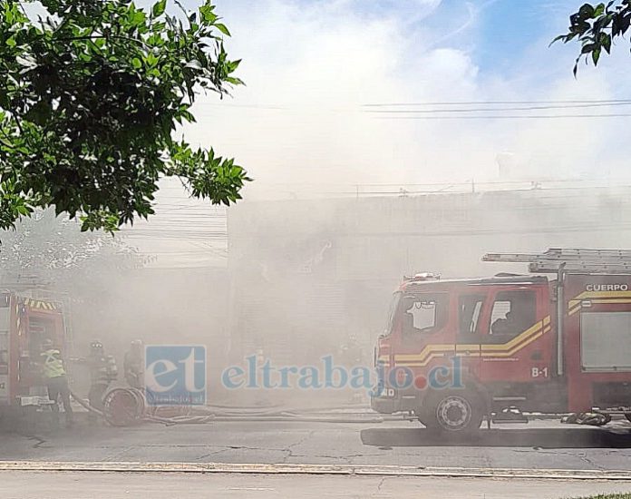 Bomberos trabajando en incendio de locales comerciales en la alameda Yungay.