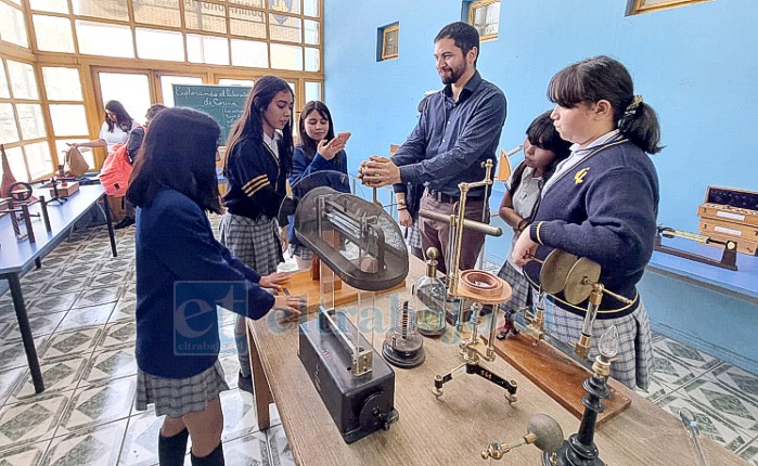 Alumnas enseñando su proyecto científico.