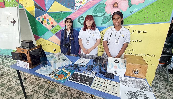 Alumnas junto a algunas de las antiguas máquinas e instrumentos del liceo.