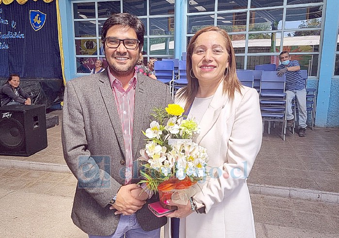 El administrador municipal, Hernán Herrera, junto a la directora del liceo, Wilta Berríos.