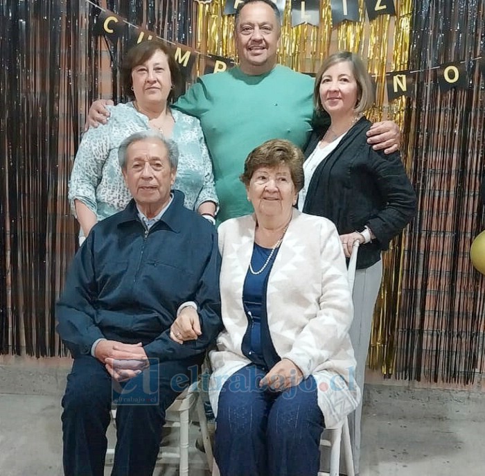 Mario Pinto y su esposa Carmen Barrera, junto a sus hijos: Lorena, Mario y Gabriela Pinto Barrera.