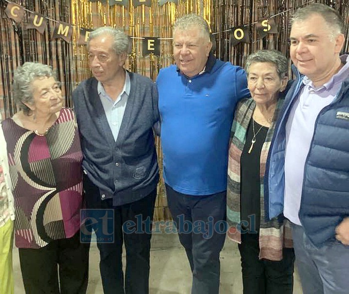 Mario Pinto junto a sus hermanas Eliana e Inés, y sus sobrinos Oscar y Gabriel, los tres últimos viajaron expresamente de Estados Unidos para estar presente en su cumpleaños.