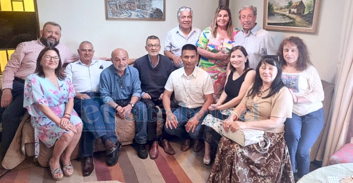 Funcionarios del Servicio de Salud Aconcagua, sus excompañeros de trabajo, lo visitaron en su casa para homenajearlo en este día tan especial.