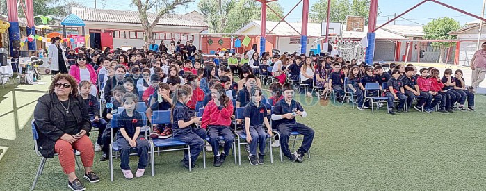 Estudiantes esperan por la charla de José Maza.