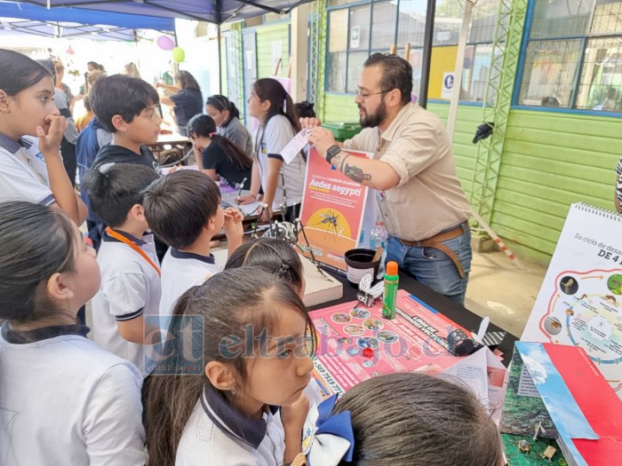 Equipos de la Seremi de Salud, estuvieron enseñando acerca del Aedes Aegypti.