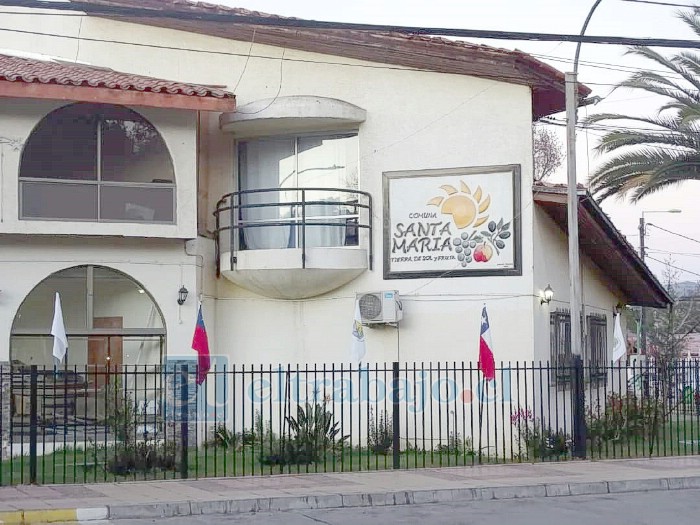 Frente a la Municipalidad de Santa María, una mujer intentó quemarse a lo bonzo.