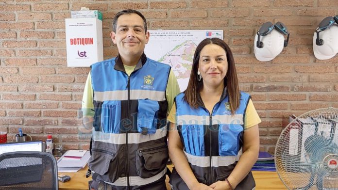 Patricio Zedán y Loreto Vega, integrantes de la Oficina de Emergencia de la Municipalidad de Panquehue, quienes recibieron un bebé en un hogar de San Roque.