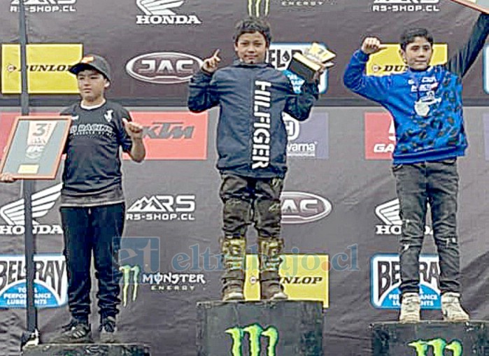 El pequeño deportista en el podio del Campeonato Nacional de Enduro.