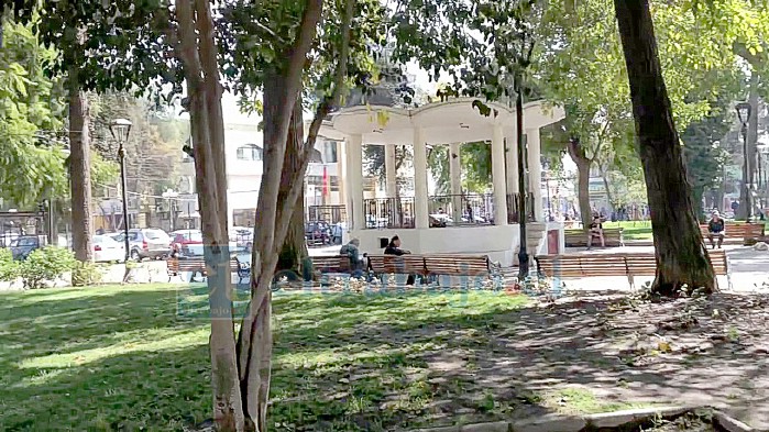 Violenta pelea en plena Plaza de Armas de San Felipe, dejó a una mujer sin uno de sus dedos.