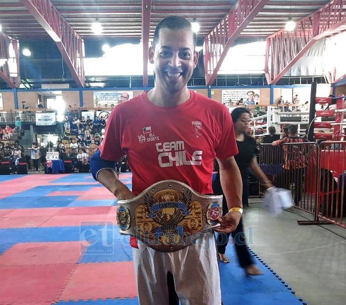 Alfonso Puga junto a su cinturón de campeón.