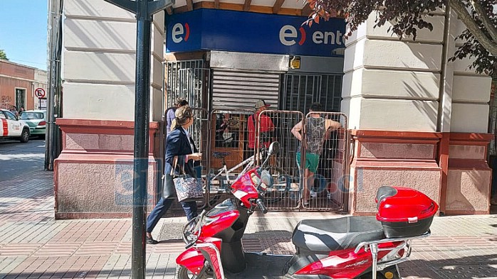 Al interior del local, personal policial realiza las primeras diligencias tras el asalto que afectó este viernes a la empresa de telefonía celular.