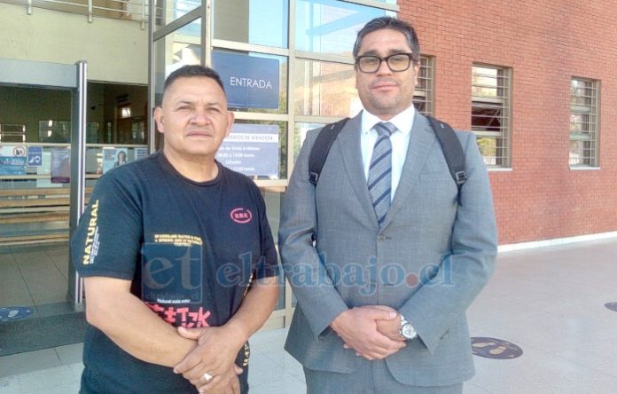 Luis Rivero, Tiktokero del Valle del Aconcagua, junto a su abogado Fernando Castañeda Magna, a la salida de tribunales.