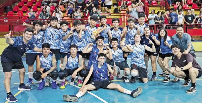 El equipo U17 junto a su gente posterior a ser seleccionados como representantes para asistir al Campeonato Nacional Federado.