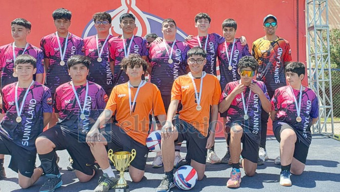 Los campeones del Sunnyland School posan junto a su trofeo y medallas tras consagrarse en la categoría infantil del campeonato Vóleibol Masivo Soprole 2024.