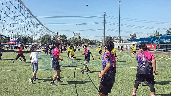 El equipo de varones entre 12 y 14 años del Colegio Sunnyland School se coronó invicto en la Final Intercomunal de Voleibol Soprole 2024 en la categoría infantil, disputada el 29 de octubre en Santiago.