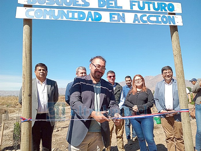 Jaime González Herrera, presidente de la Agrupación Asamblea Territorial, junto a autoridades y vecinos, inaugurando el proyecto.