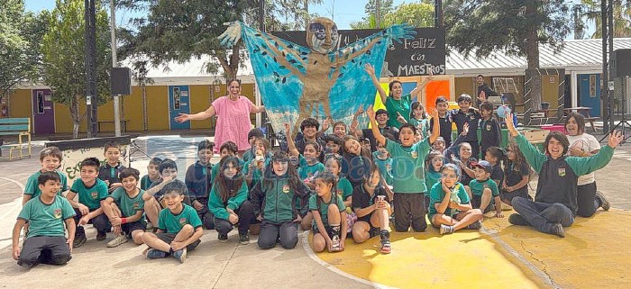 Estudiantes de la Escuela Mateo Cokljat de Tierras Blancas junto al Colectivo Valle Teatral. Al centro, la marioneta de Newen, construida con materiales reciclados.