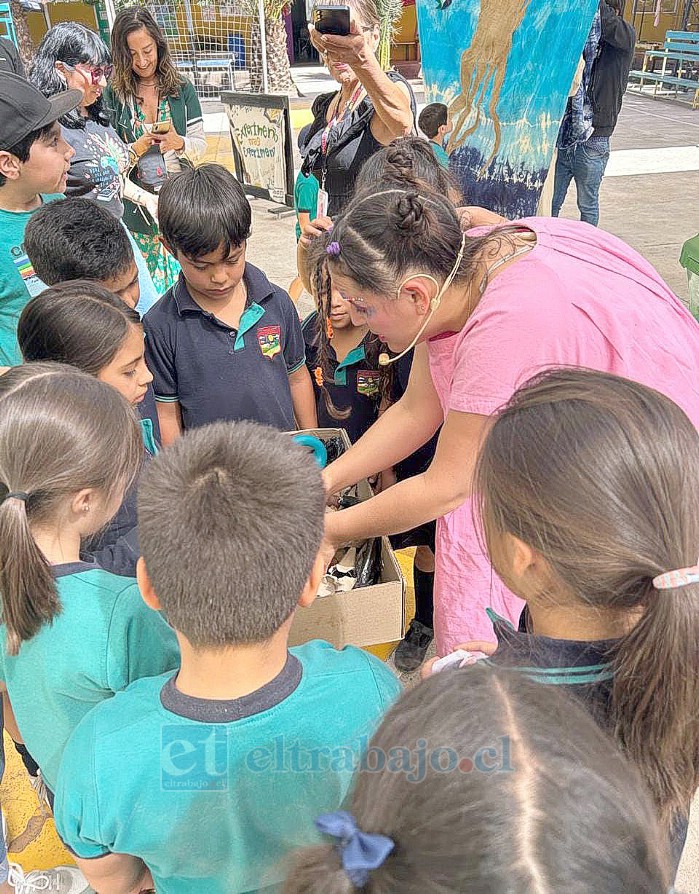 Paula Rodríguez, quien interpreta a Juanita, mostrando la caja de compostaje durante la obra.