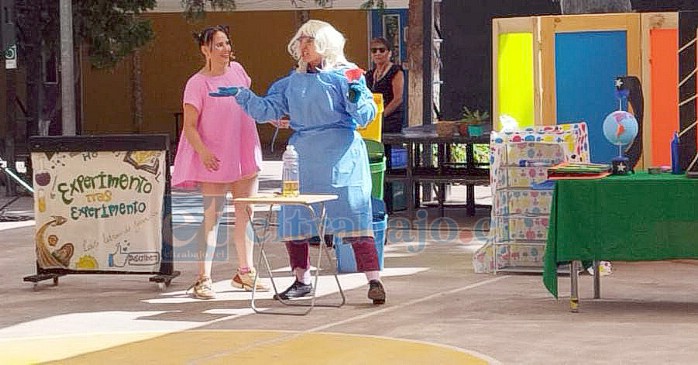 Juanita (Paula Rodríguez) y Arya (Mariana Calderón) realizan el experimento de CO2 en escena.