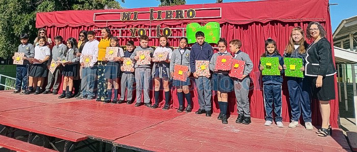 Alumnos recibiendo sus libros.