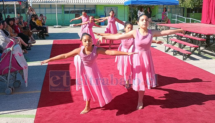 Alumnas del taller de danza, presentes en la ceremonia.