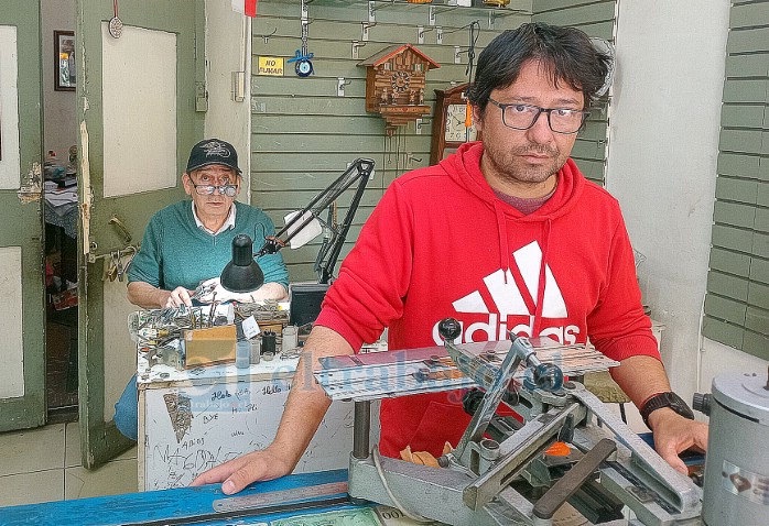 «Lalito» trabajando y su hijo en el mesón atendiendo, lamentando un nuevo robo.