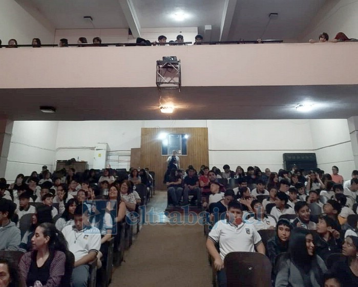 Los alumnos presenciando la Ópera Manuel Rodríguez en el teatro del Liceo de Hombres.