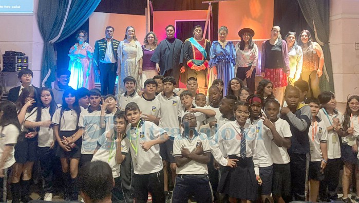 Alumnos de la Escuela José de San Martín junto a los integrantes de la Ópera Manuel Rodríguez y la directora Tatiana Guerrero Díaz.