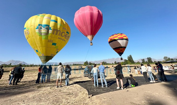 Las personas observando el alza de los globos aerostáticos.