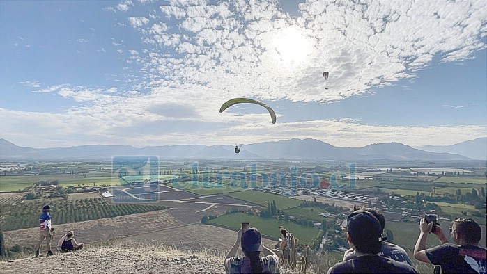 Un parapente brillando en el aire.