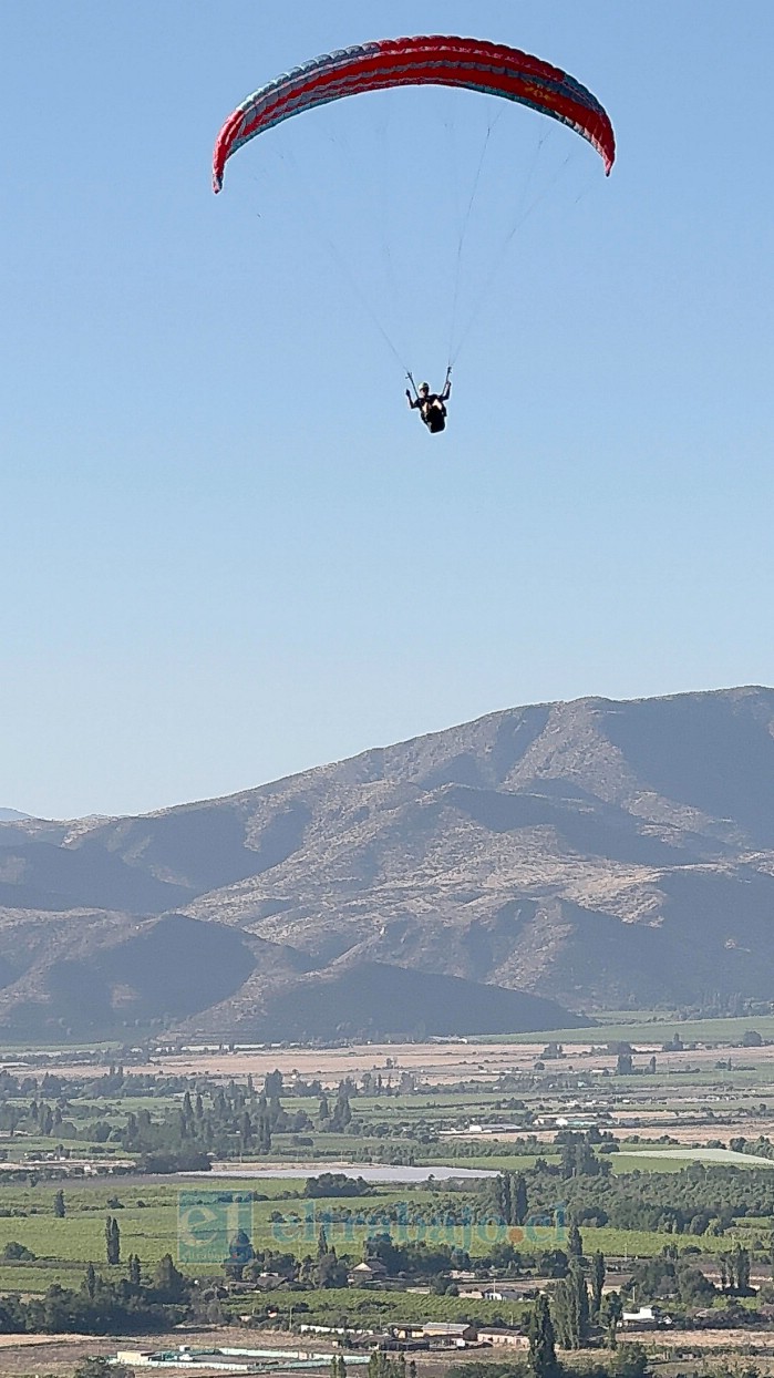 Un parapente volando por los cielos, que hermosa vista.