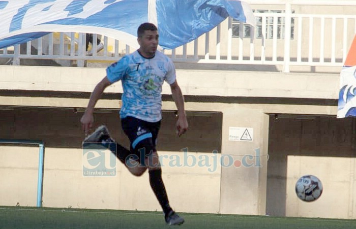 Brayan Figueroa accionando en el partido final. 