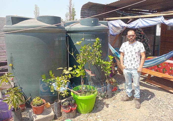 Edgardo Cordero, frente a los estanques de agua que debe comprar.