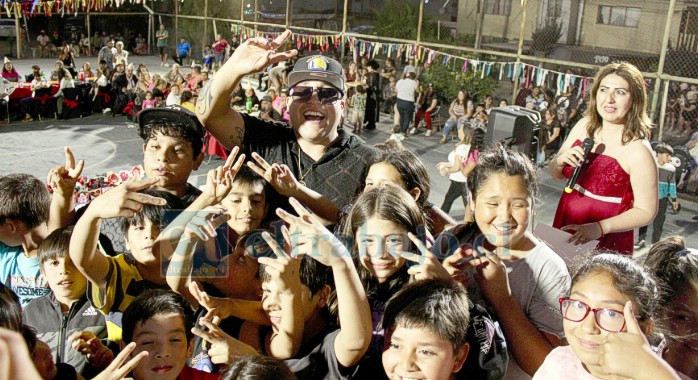 Niños y niñas junto al artista urbano, Piromano Flow Gitano.