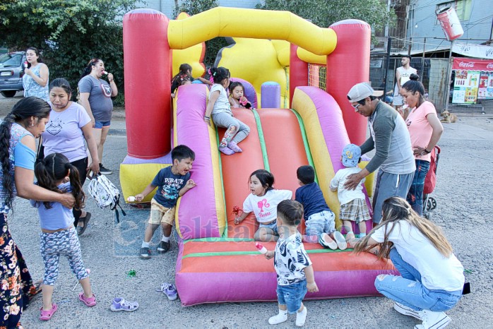 Para los niños y niñas se dispuso de juegos inflables.