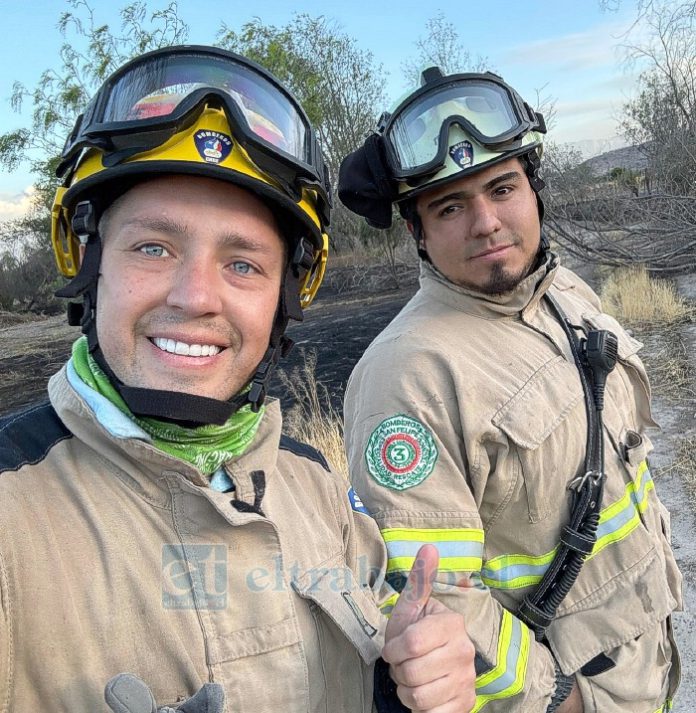 Javier Pérez Potzsch, junto a otro voluntario de la Tercera Compañía de Bomberos de San Felipe, que están realizando importantes campañas.