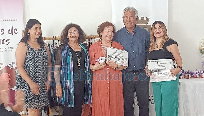 Una de las participantes María Huercalaf, al centro de vestido largo, quien venía saliendo de un accidente y el participar en este taller le sirvió como terapia. 