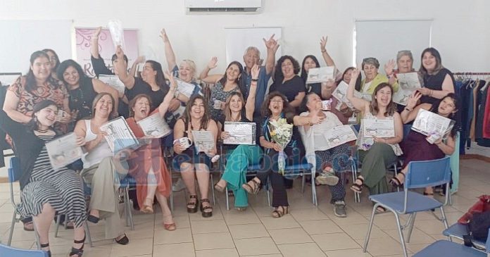 Todas las participantes del taller durante la certificación.