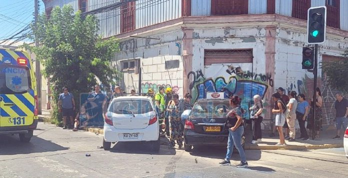 En la esquina de Freire con Salinas ocurrió el choque en entre un automóvil particular y un colectivo.