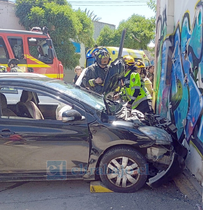 El colectivo finalmente terminó impactando la muralla de la ex panadería. 