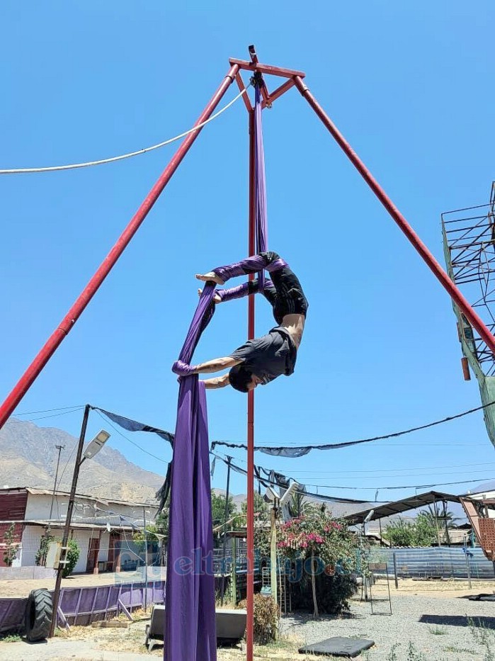 Cristian Fernández, presidente y tallerista de la agrupación, realizando acrobacias en tela.