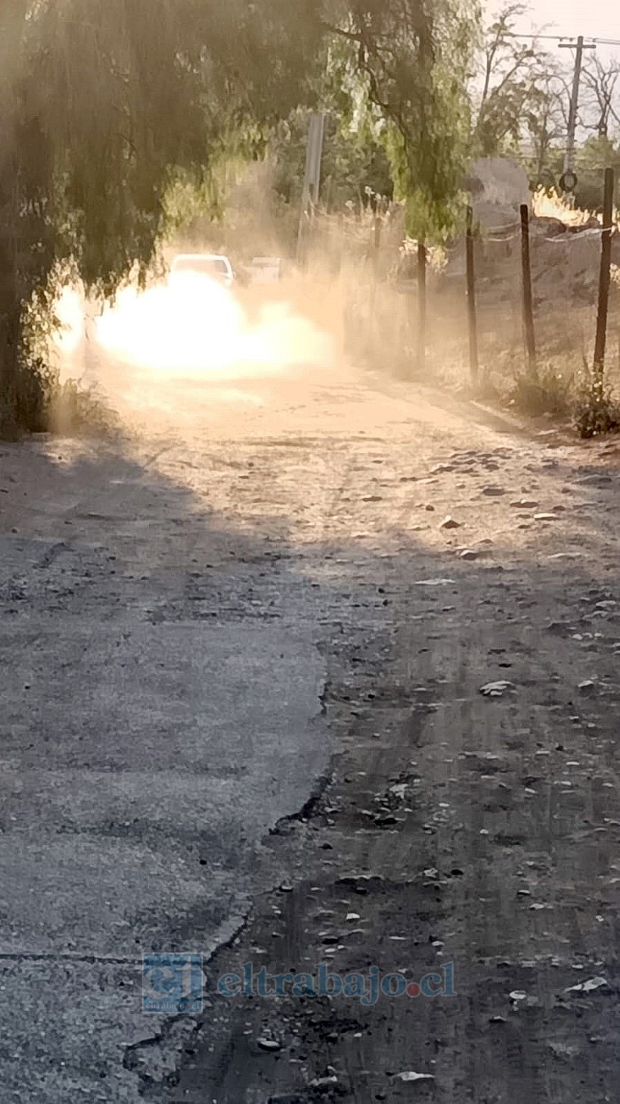 Este es el camino que los vecinos piden sea intervenido, para evitar el barro en invierno y el polvo en verano.