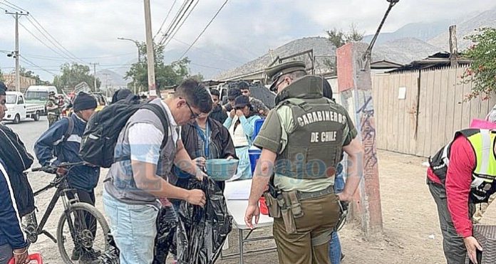 En la imagen, personal de Carabineros en plena fiscalización a cocinerías ilegales en Tacna Norte.